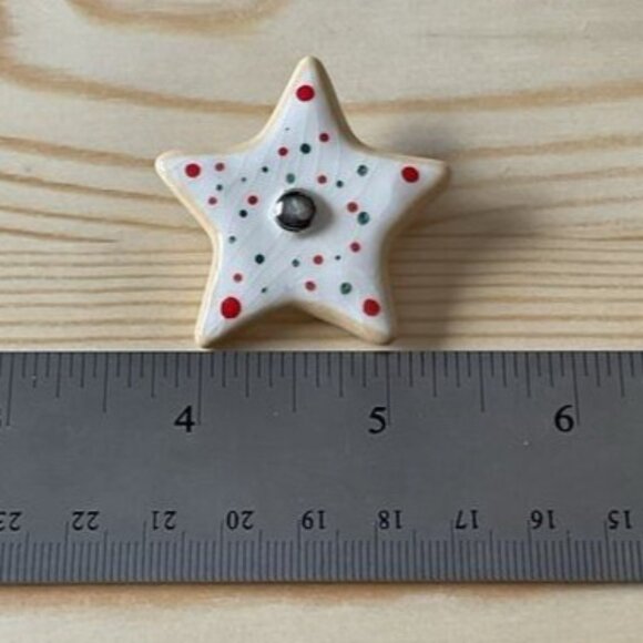 Christmas Cookie Ceramic Star Pin Flying Colors Festive Red & Green Sprinkl Dots - Picture 3 of 3